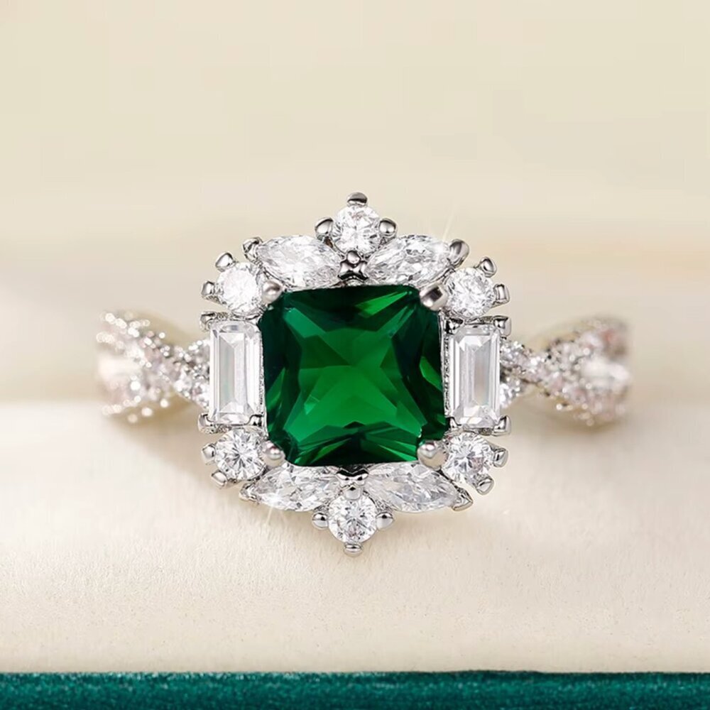 NEW 18k White Gold Emerald Diamond Ring